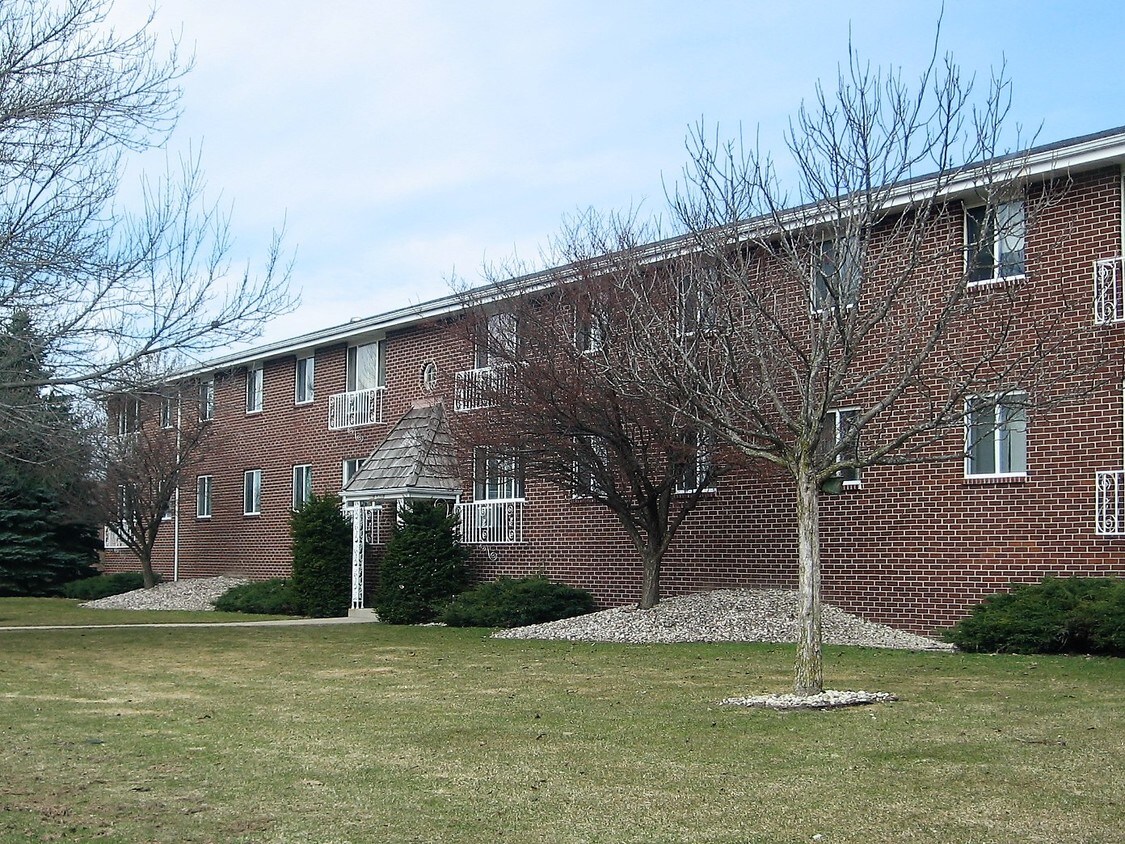 N114W15928 Sylvan Cir Unit 106, Germantown, WI 53022 Apartment for