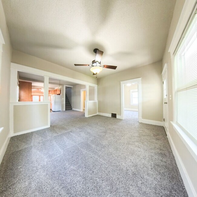 Foto del edificio - Newly updated 5 bedroom 2 bathroom home