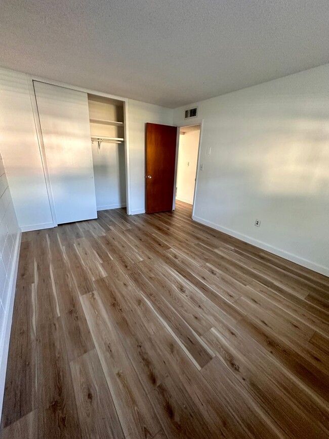 Building Photo - 1brm 1ba Downtown Orlando Condo with Lake ...