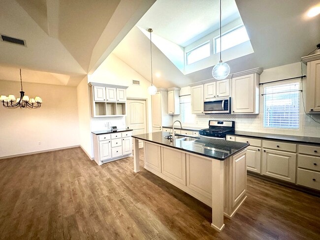 Foto del edificio - 4Bed/2Bath Available with a fireplace!