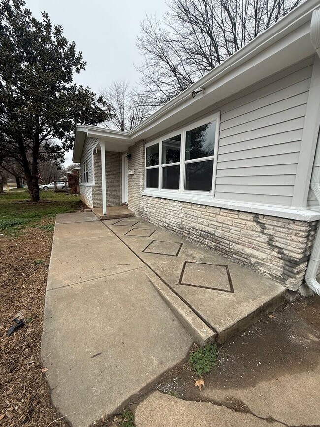 Foto del edificio - 4 Bedroom 2 Bathroom House Available NOW!