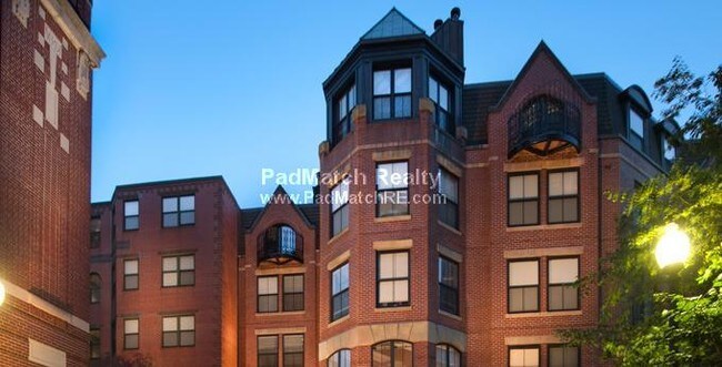 Building Photo - Great Top Floor unit in an Elevator building.