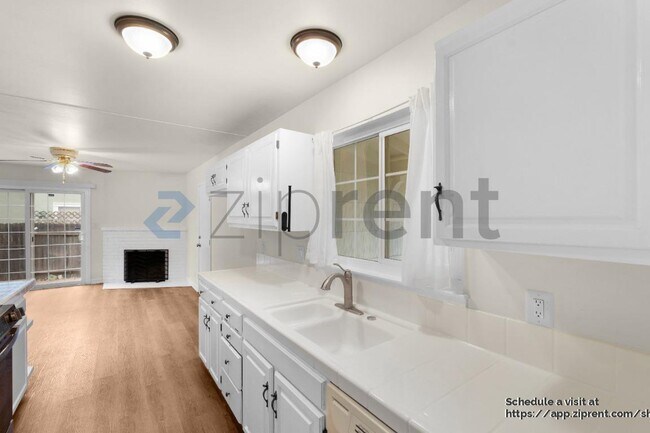 Foto del edificio - 9033 Fashion Dr