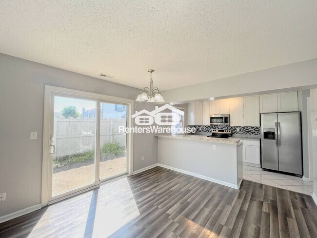 Foto del edificio - 651 Ridge Cir