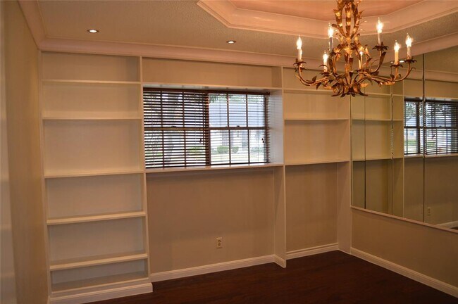 Building Photo - 5 E Tri Oaks Ln