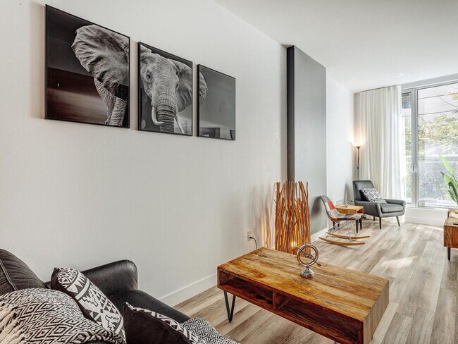 Building Photo - 2061 Rue Stanley