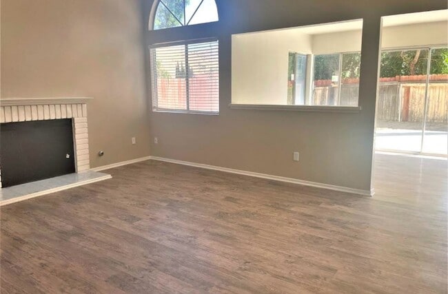 Foto del edificio - 4269 Hillcrest Dr