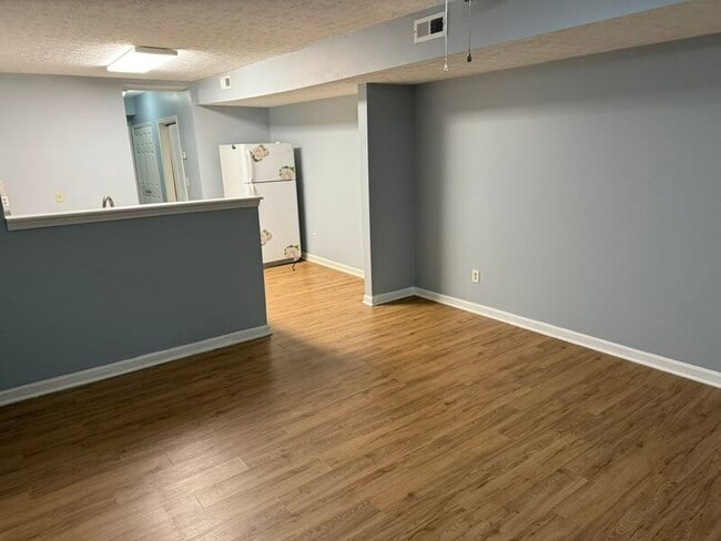 Building Photo - 1612 W Market St