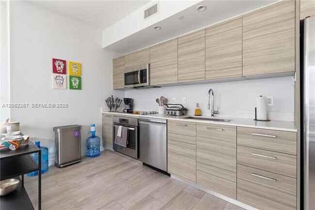 Foto del edificio - 121 NE 34th St
