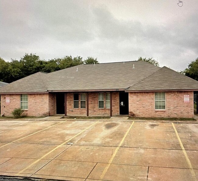 Photo - 7625 Windsor Oaks Apartment