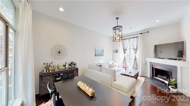 Foto del edificio - 2058 Atherton Heights Ln