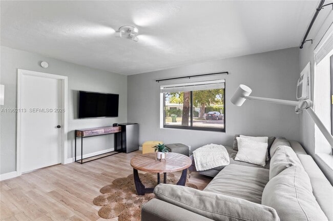 Foto del edificio - 715 NE 6th St