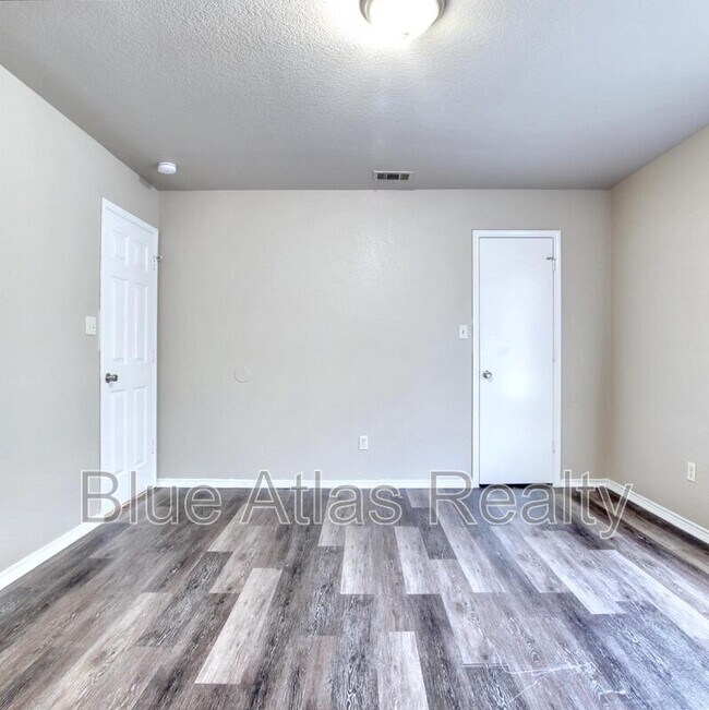 Foto del edificio - 402 Kings Way Dr