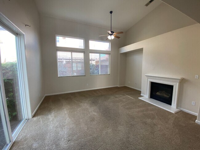 Building Photo - Lovely Bella Sera Home for Rent!