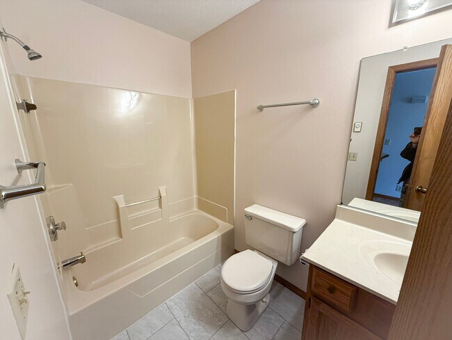 Foto del edificio - 622 Saxonwood Rd