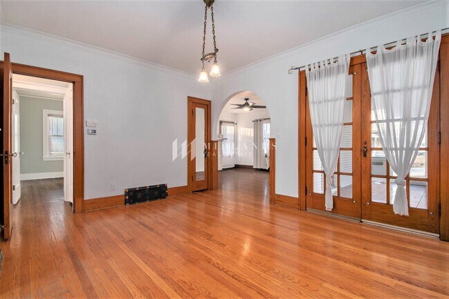 Building Photo - Morton Meadows Beauty!