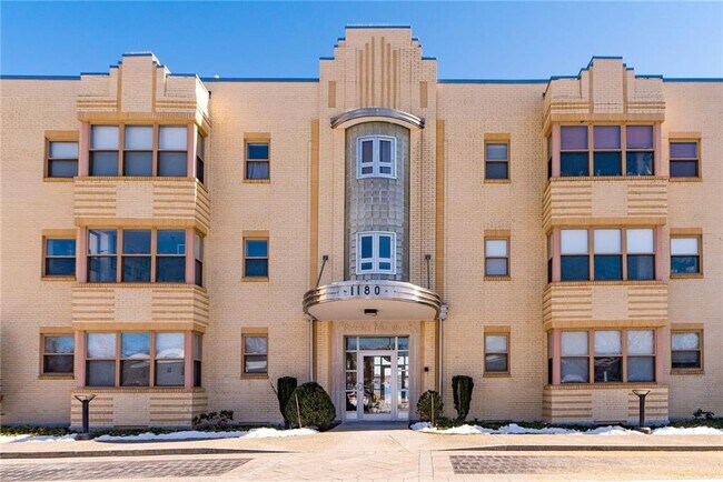 Foto del edificio - 1180 Narragansett Blvd