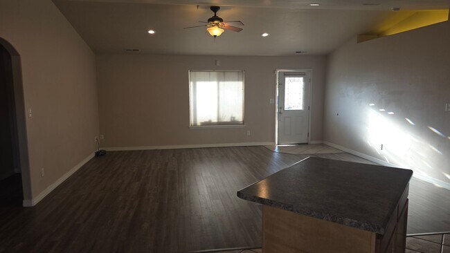Foto del edificio - Ranch house with lots of storage.