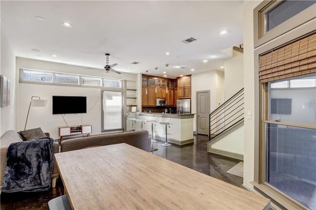 Foto del edificio - 602 W N Loop Blvd