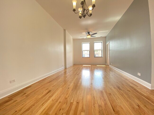 Living Room / Dining room - 4551 N Clark St