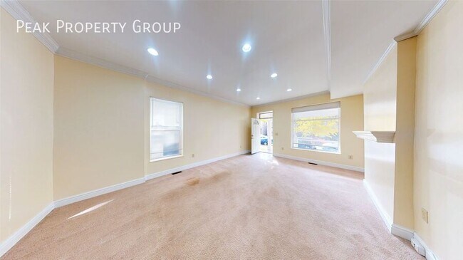 Building Photo - Available Fall 2025! 5 bedroom duplex loca...