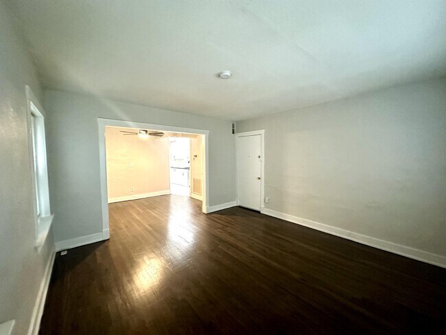 Building Photo - 208 W 34th St