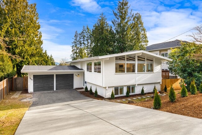 Gorgeous Fully Renovated 5 Bedroom Redmond... - Gorgeous Fully Renovated 5 Bedroom Redmond... House