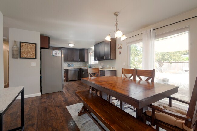 Foto del edificio - 9823 Winona St SW