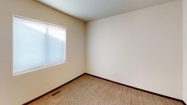 Foto del edificio - Stylish Living in a 3-Bed, 2-Bath Townhome with a 2-Car Garage