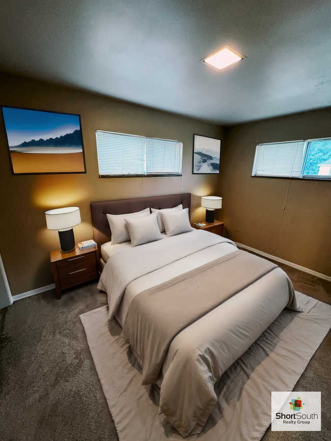 Building Photo - 2 Bed 1 Bath upper unit with Garage