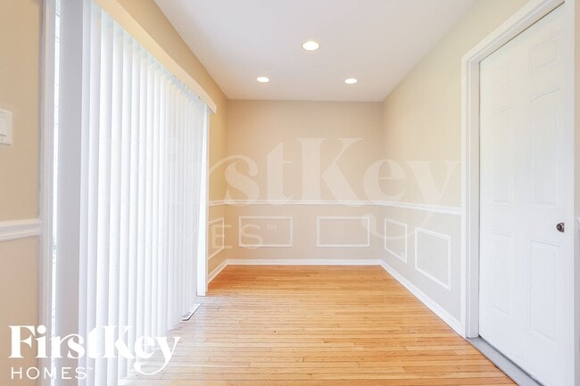 Building Photo - 122 E Lincoln Ave