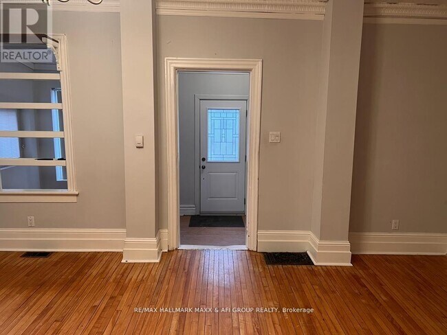 Photo du bâtiment - 61 Wellington St E