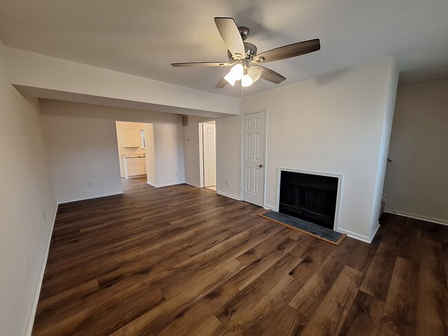 Building Photo - $200 Move-in Special