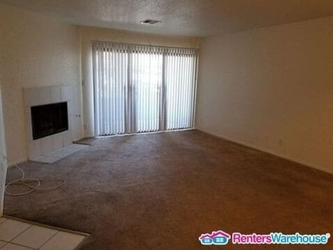 Foto del edificio - AVAILABLE MID DECEMBER! GROUND FLOOR CONDO...