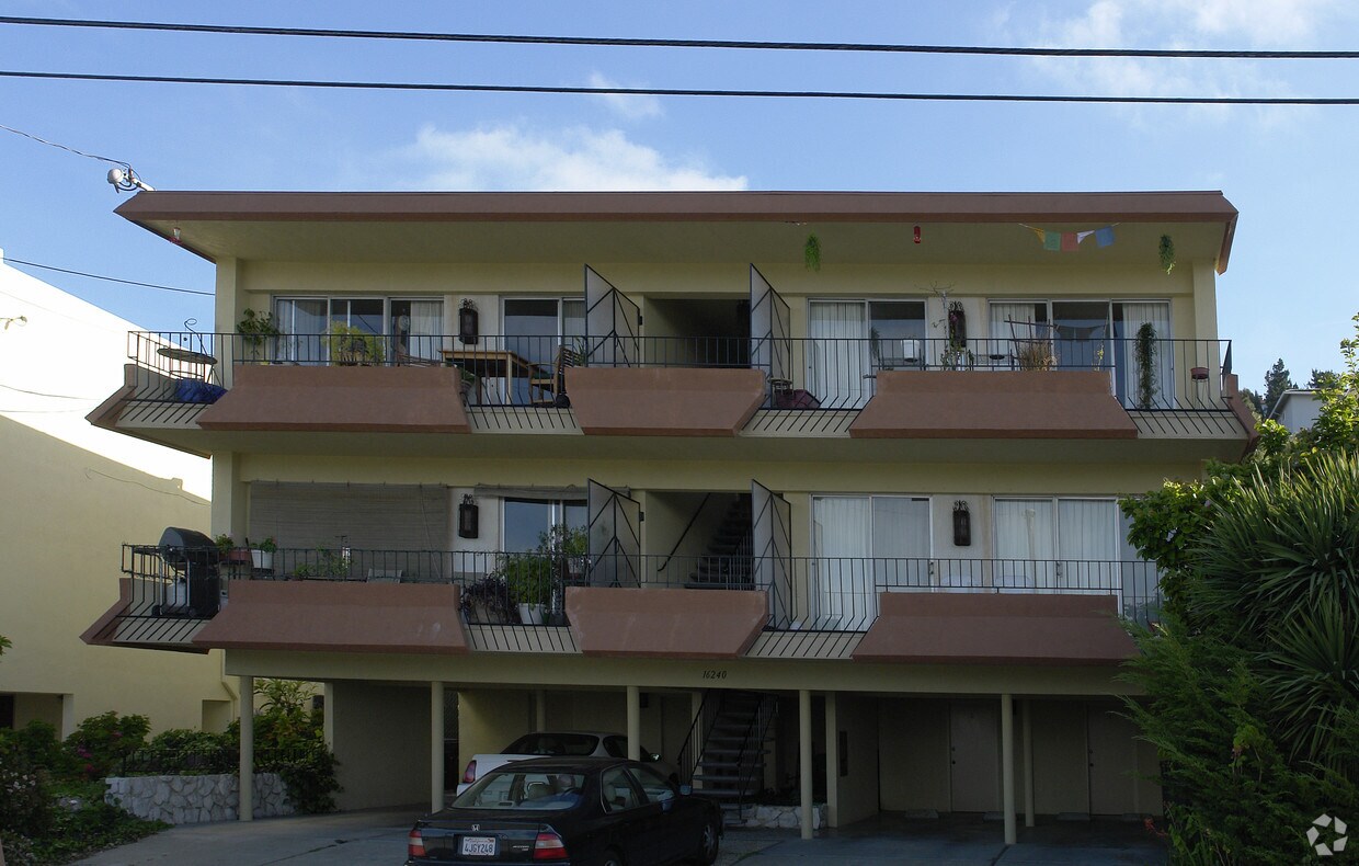 Foto principal - 16240 Saratoga St