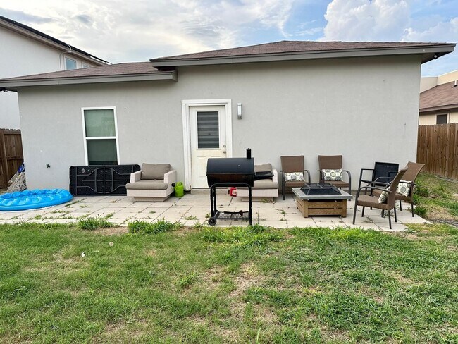 Building Photo - 5609 Encanto Dr