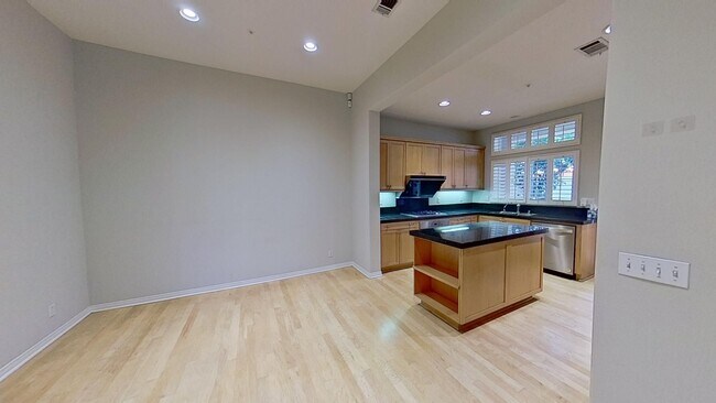 Building Photo - Lovely Dual Master Townhome in Desirable N...