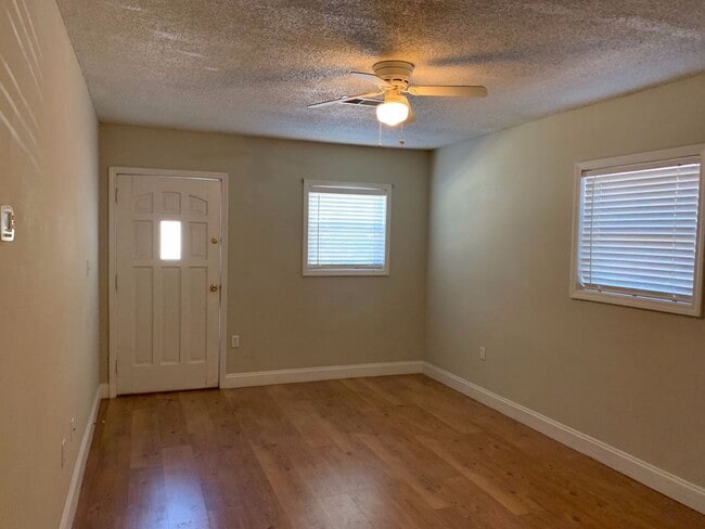 Foto del edificio - Duplex In The Heart Of Summerville!