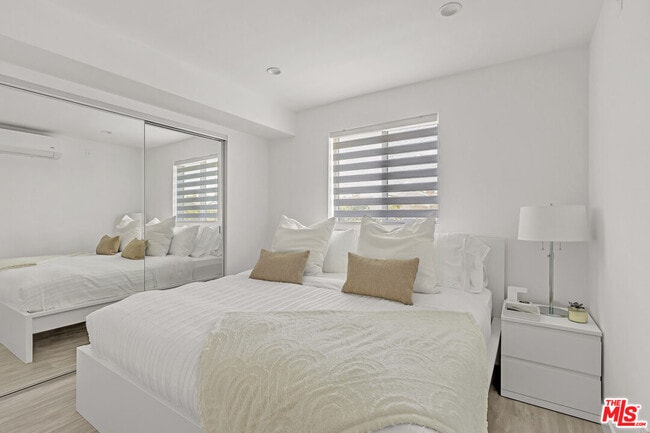 Building Photo - 7076 Park Manor Ave