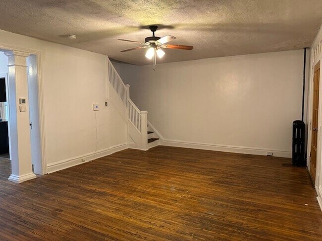 Foto del edificio - 3 Bedrooms With Bonus Room 1 Bathroom Dupl...