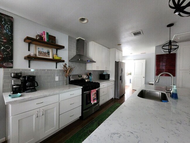 Foto del edificio - 5516 Chapman St