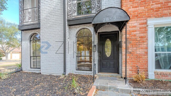 Foto del edificio - 2052 Lakeside Dr