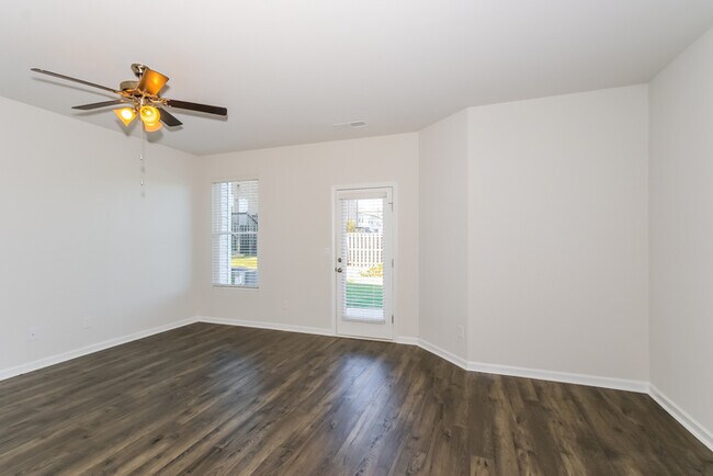 Building Photo - 2027 River Park Ct