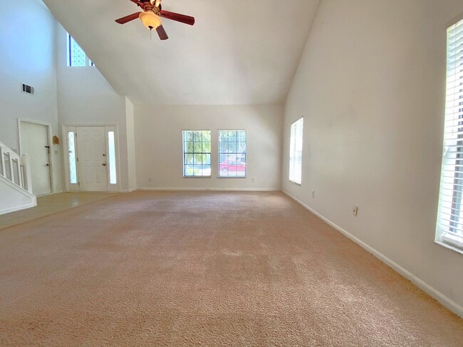 Building Photo - 3015 Crested Cir