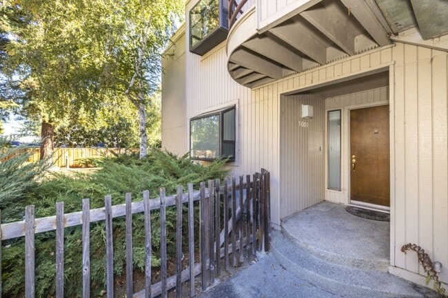 Building Photo - Well-Maintained 3 Bed, 2 Bath Condo- Strol...
