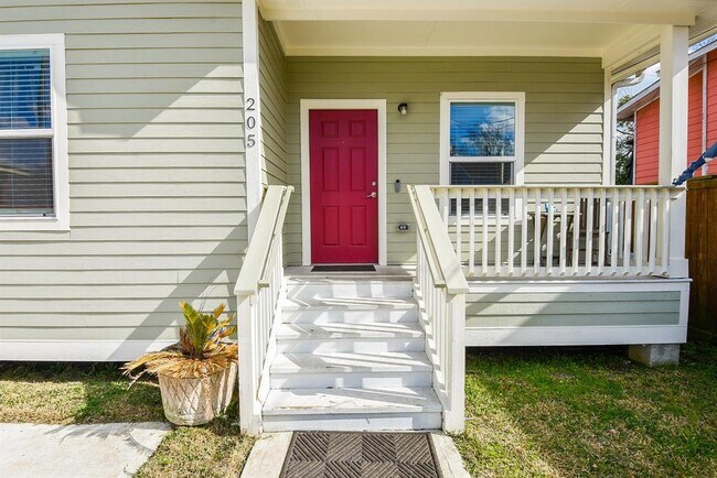 Building Photo - 205 De Koven St
