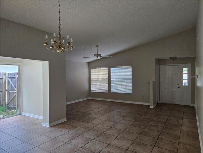 Foto del edificio - 1666 Tremont Ln