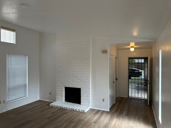 Building Photo - Stockton 2 Bedroom 1 Bath Duplex