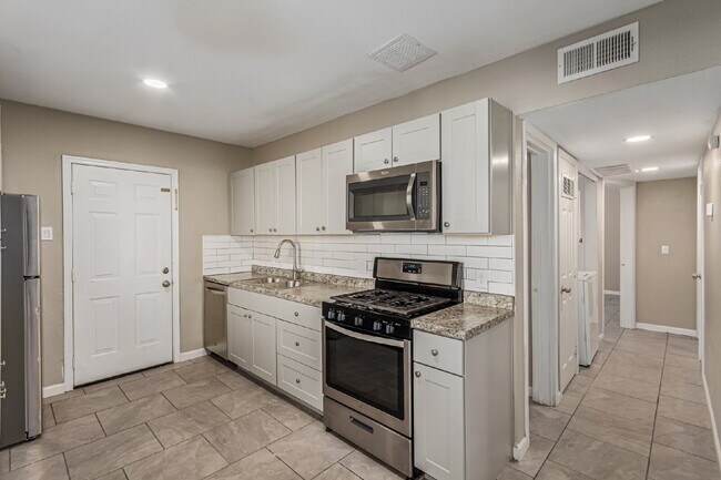 Building Photo - Central and comfortable, large, 2 bed / 2 bath.