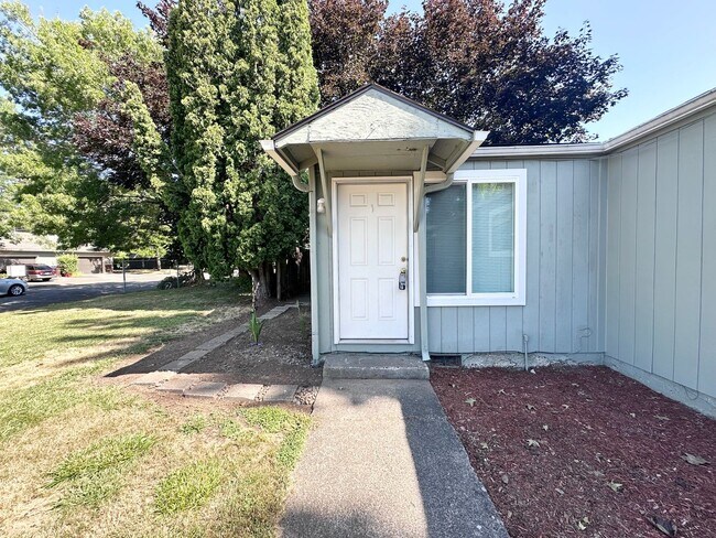 Building Photo - 2 Bed 1 Bath Duplex with Garage and Spacio...